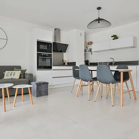 شقة T4 Neuf - Jardin-terrasse Et Piscine - Acces Direct Plages Et Centre Village - App C 12 *